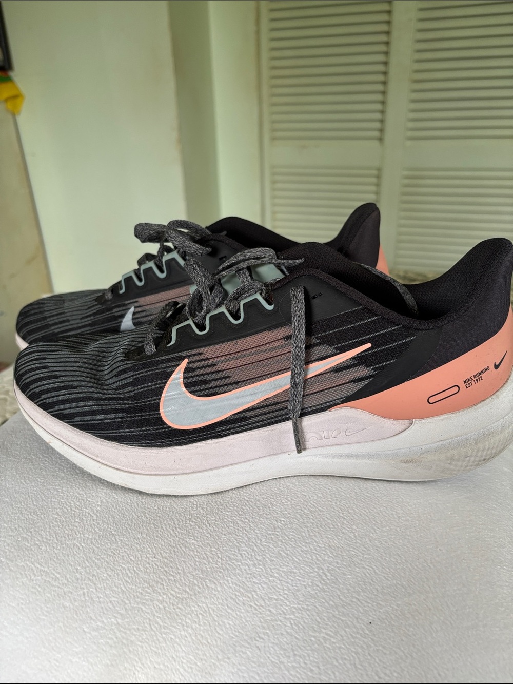 Nike Women’s Black and Peach Athletic Running Shoes with White Swoosh size 11